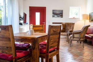 TV a/nebo společenská místnost v ubytování Uferpromenade Whg EG