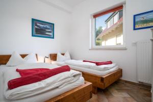 Postel nebo postele na pokoji v ubytování Uferpromenade Whg EG