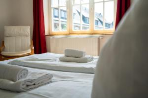 2 camas en una habitación con ventana en FeWo Haus kleine Müritz en Rechlin