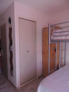 Posteľ alebo postele v izbe v ubytovaní 5038 Agde Marine C12