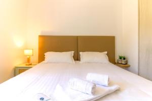 Posteľ alebo postele v izbe v ubytovaní SELECT'soHOME - Magnifique T2 sur les hauteurs d'Aiguebelle avec piscine privée et vue mer !- ROCCA BELLA + 5 fotografií