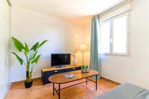 Televízia a/alebo spoločenská miestnosť v ubytovaní SELECT'soHOME - Magnifique T2 sur les hauteurs d'Aiguebelle avec piscine privée et vue mer !- ROCCA BELLA