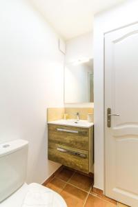 Kúpeľňa v ubytovaní SELECT'soHOME - Magnifique T2 sur les hauteurs d'Aiguebelle avec piscine privée et vue mer !- ROCCA BELLA