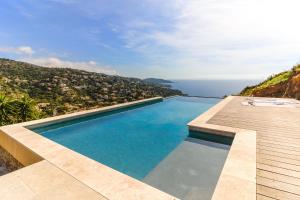 - une piscine avec vue sur l'océan dans l'établissement SELECT SO HOME - Magnifique T2 sur les hauteurs d'Aiguebelle - ROCCA BELLA, au Lavandou