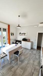 una sala de estar con una gran mesa blanca y sillas en CASA ISABEL, en Cadelbosco di Sopra