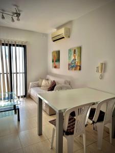 - un salon avec une table et un canapé dans l'établissement Dhalia Apartments - St. Julians, à San Ġiljan