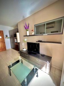- un salon avec une table en verre et un miroir dans l'établissement Dhalia Apartments - St. Julians, à San Ġiljan