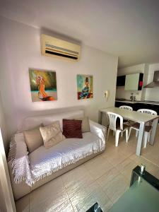 - un salon avec un canapé et une table dans l'établissement Dhalia Apartments - St. Julians, à San Ġiljan