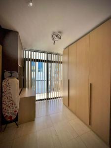 Cette grande chambre dispose d'une grande fenêtre et d'une chaise. dans l'établissement Dhalia Apartments - St. Julians, à San Ġiljan