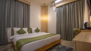 Postel nebo postele na pokoji v ubytování Around Stays Rishikesh, Tapovan