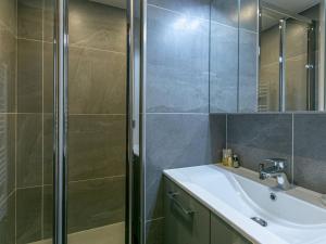 Koupelna v ubytování Appartement spacieux exposé Sud avec balcon, proche des pistes et commodités, Val-d'Isère - FR-1-694-311 + 10 fotografií