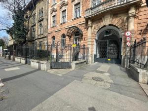 ein Gebäude mit einem Tor vor einem Gebäude in der Unterkunft INBP06 Studio Apartment #freeparking in Budapest
