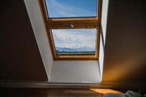 een raam in een kamer met uitzicht op een berg bij Mountain View Apartment with Sauna in Cerklje na Gorenjskem