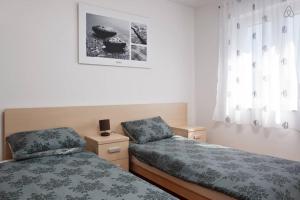 1 Schlafzimmer mit 2 Betten und einem Fenster in der Unterkunft Apartment Lana in Marina