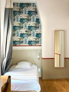 - une chambre avec un lit et un mur orné d'une fresque murale dans l'établissement Hotelo Lyon Charité, à Lyon