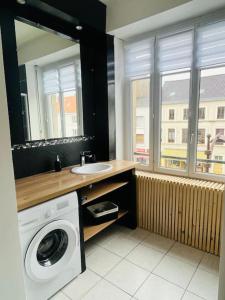 een badkamer met een wasmachine en een wastafel bij « Bel’ Epoque » proche vieille ville 6 pers, WIFI in Boulogne-sur-Mer