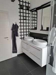 Baño blanco con 2 lavabos y espejo en GAMSI Apartment - in private house with free parking, en Liubliana