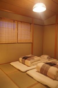 Love Kyoto Kyoenkan tesisinde bir odada yatak veya yataklar
