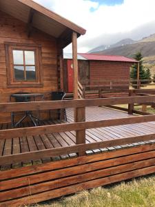 eine Holzterrasse vor einer Hütte in der Unterkunft Seljaland ferðaþjónusta in Búðardalur