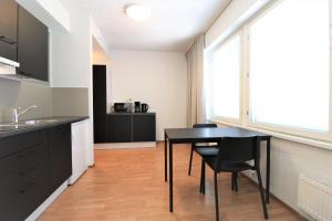 Kuchyň nebo kuchyňský kout v ubytování Forenom Aparthotel Helsinki Herttoniemi