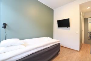 TV a/nebo společenská místnost v ubytování Forenom Aparthotel Helsinki Herttoniemi