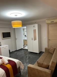- un salon avec un lit et un canapé dans l'établissement Taksim Rain Suite, à Istanbul
