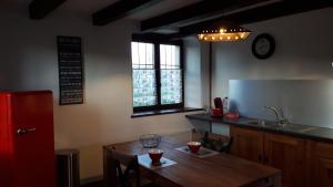 Kuchyň nebo kuchyňský kout v ubytování GITE Chambre SPA Privé DE L'ANCIENNE FERME