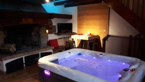 Fotografie z fotogalerie ubytování GITE Chambre SPA Privé DE L'ANCIENNE FERME v destinaci Vallières