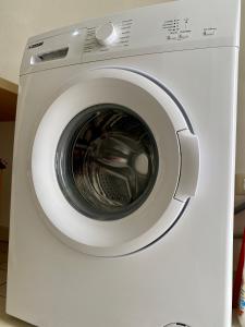 モノーポリにあるRosa Bianca - Puglia Mia Apartmentsの白い洗濯機(ドアを開けます)