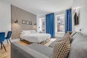 魁北克市的住宿－Initial / Icone / Quebec+stat，客厅配有床和沙发