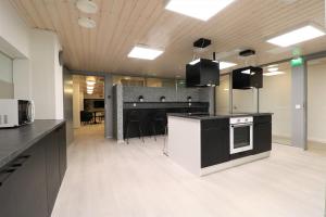 Kuchyň nebo kuchyňský kout v ubytování Forenom Aparthotel Helsinki Herttoniemi