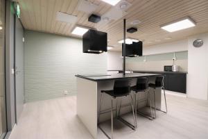 Kuchyň nebo kuchyňský kout v ubytování Forenom Aparthotel Helsinki Herttoniemi