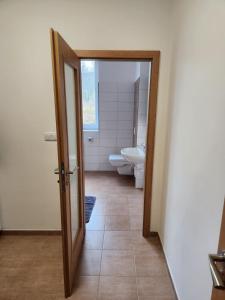 Kúpeľňa v ubytovaní Ubytování Janovice nad Úhlavou, Rozvojová zóna 186