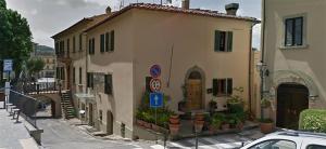 a building on the side of a street at dalla CARLA in Toscana in Monte San Savino