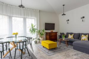ein Wohnzimmer mit einem Sofa und einem Tisch in der Unterkunft Baltivia haus in Gdynia