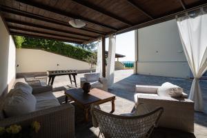 A seating area at Tenuta dei Franceschi