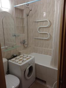 La salle de bains est pourvue de toilettes et d'un lave-linge. dans l'établissement Квартира в центрі на Волі 8, à Loutsk