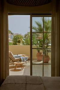 una camera da letto con vista su un patio con piante di Casa Terra with Pool & Free WiFi ad Albufeira
