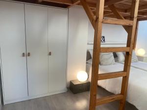 1 dormitorio con litera y escalera en Moderne 70 qm Ferienwohnung in Waldrandlage, en Eppelborn