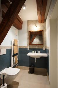 La salle de bains est pourvue d'un lavabo et de toilettes. dans l'établissement Hotel & Tagungszentrum Schloss Hohenfels, à Hohenfels