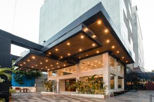 un edificio con luces encima en Citrus Hotel Cunningham, en Bangalore