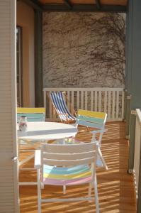two chairs and a table and two chairs on a porch at Schloss-und Seeblick Apartment in Rheinsberg