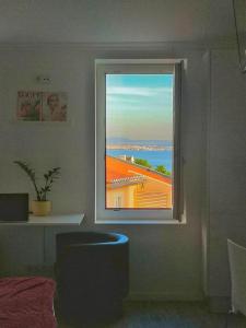 ein Fenster in einem Zimmer mit Meerblick in der Unterkunft Castle Inn Lisbon Apartments in Lissabon