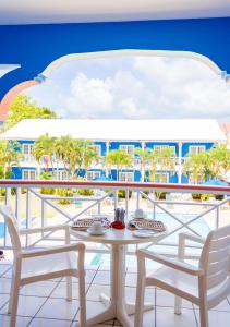 un tavolo e sedie sul balcone di un resort di Bay Gardens Inn a Gros Islet