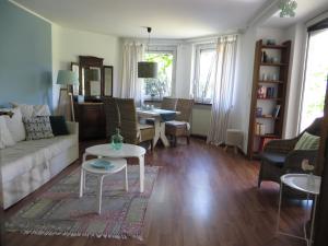 a living room with a couch and a table at Zur Gartenlaube in Bullay