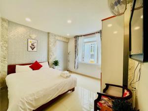 Schlafzimmer mit einem Bett und einem Fenster in der Unterkunft Dalat Colico Hotel in Da Lat