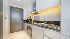 Kuchyň nebo kuchyňský kout v ubytování Bright Deluxe Studio canal view - Special offer