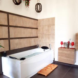 una vasca da bagno bianca in una stanza con un piano di B&B Idrotaras a Taranto