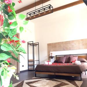 una camera con letto e pianta di B&B Idrotaras a Taranto