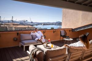 un grupo de personas sentadas en el balcón de un edificio en L'Eautel Toulon Centre Port, en Toulon